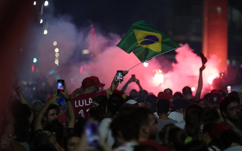 Na hora da virada, alegria e medo com a apuração dos votos