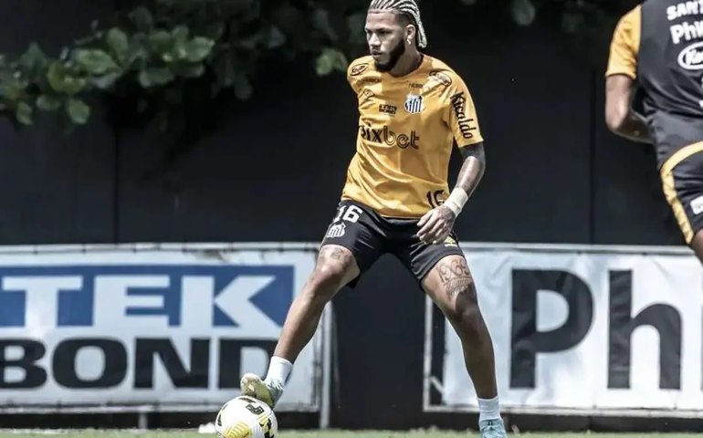 De volta após suspensão, Nathan disputa vaga com Madson na lateral do Santos