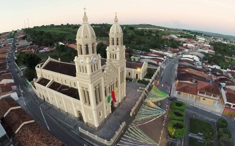 Casal trabalha para regularizar abastecimento de água em Igreja Nova