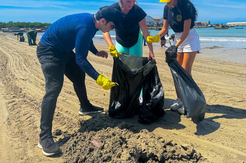 Uninassau coleta 512 kg de lixo em ações de limpeza nas praias de Maceió