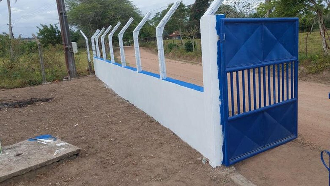 Casal realiza limpeza e pintura em estação elevatória de água em Palmeira dos Índios