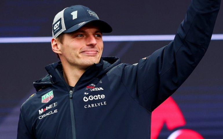Verstappen se aventura no vôlei de praia durante férias no Brasil