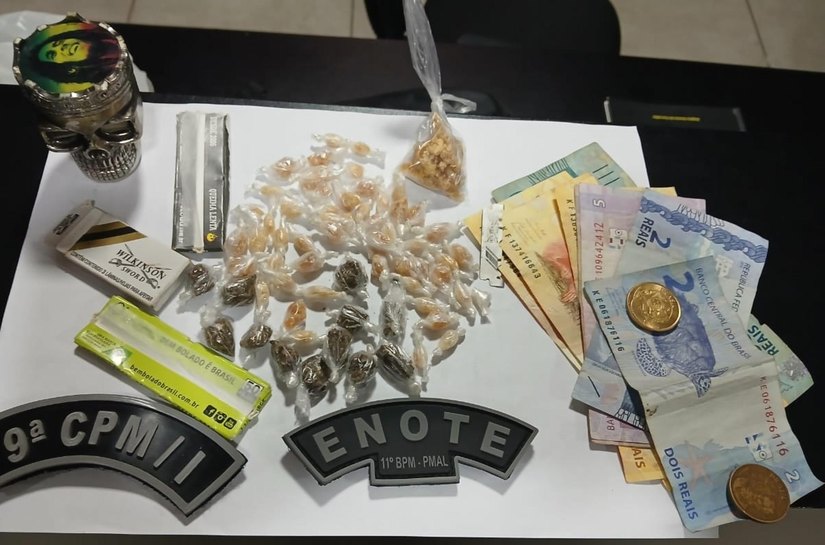 Abordagem da PM a motocicletas termina em flagrante de tráfico em Coruripe