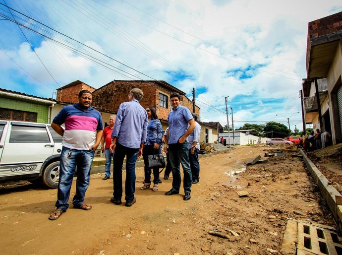 Rui Palmeira acompanha obras de drenagem no Loteamento Vitória
