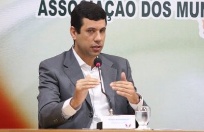 Novos valores para licitações vai desburocratizar gestões, diz Hugo Wanderley