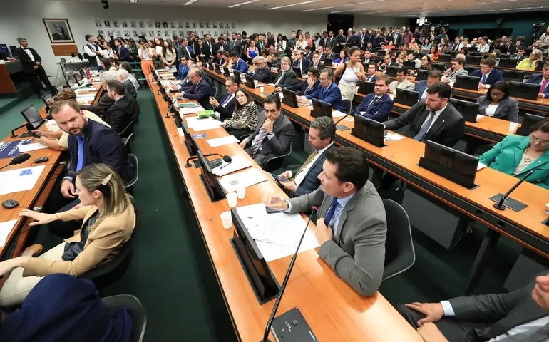 CCJ da Câmara retoma análise do fim da escala 6x1 nesta quarta