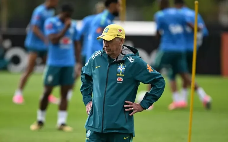 Ancelotti diz ser 'uma tristeza' Itália não participar de 3 Copas
