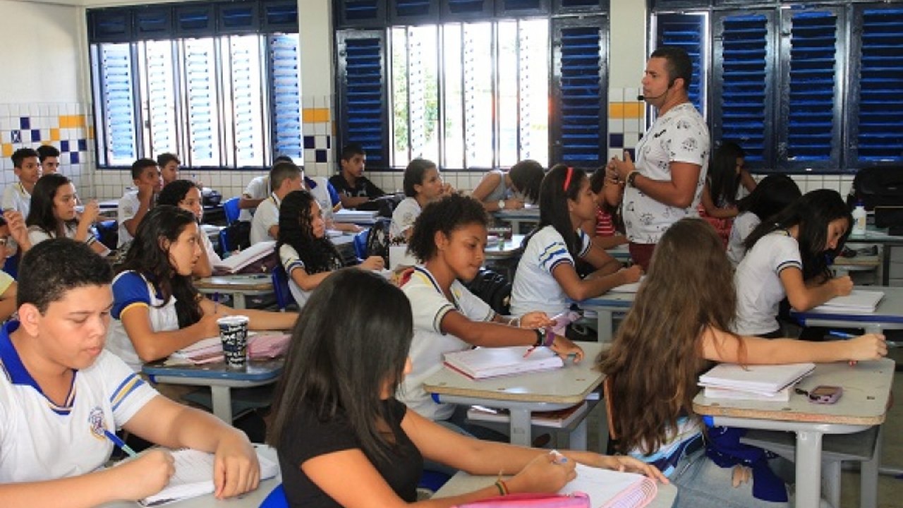 Governo garante reajuste nacional de piso para professores na folha deste mês