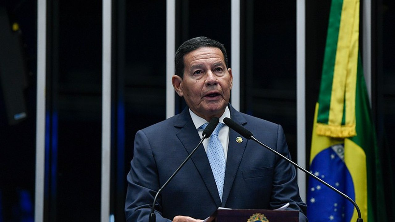 Mourão volta a criticar 'Honras de Estado' a Maduro e cobra posição do Parlamento