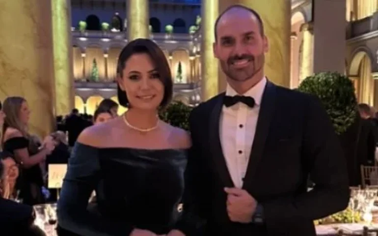 Bolsonaro recebe visita de Michelle na PF um dia após ser preso