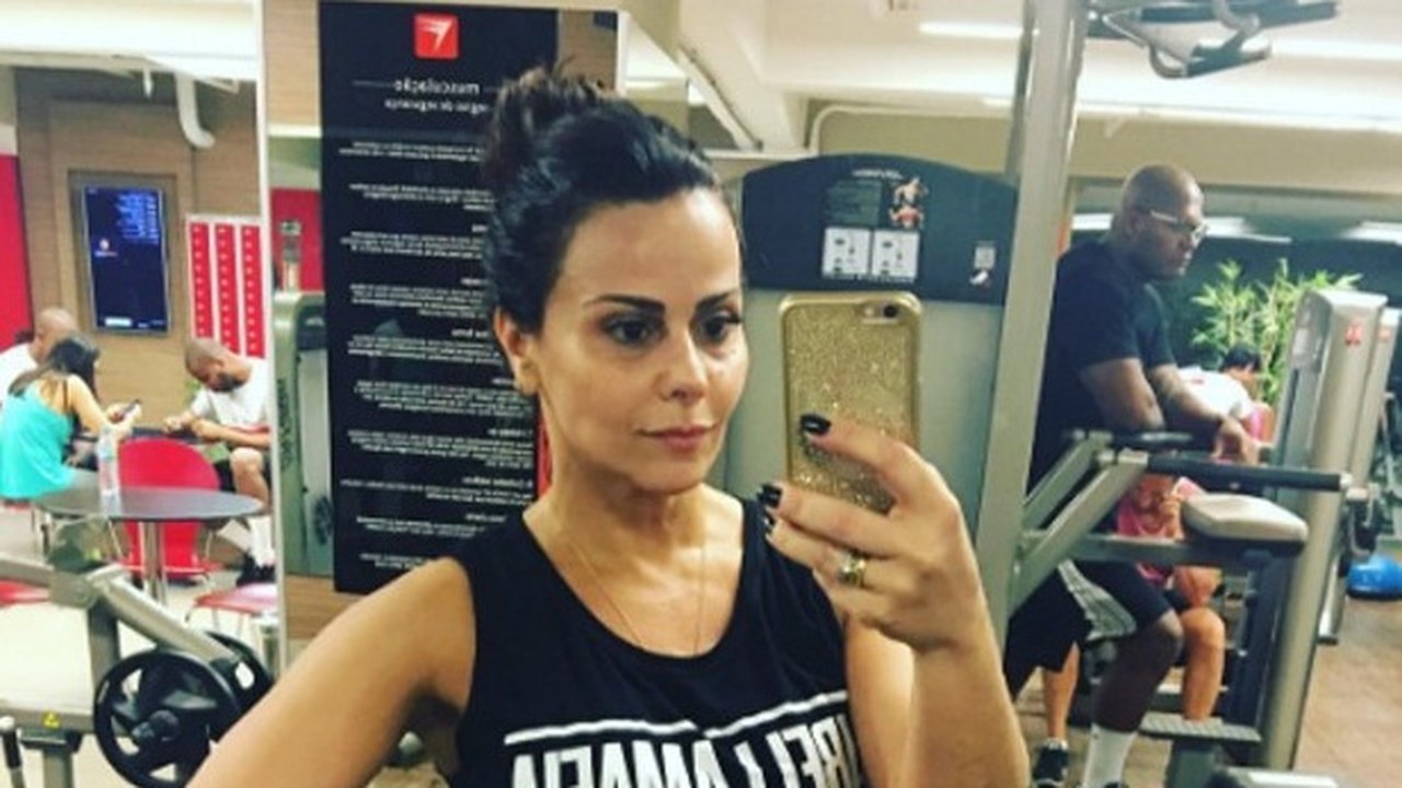 Seguidora chama Viviane Araújo de plastificada e atriz rebate