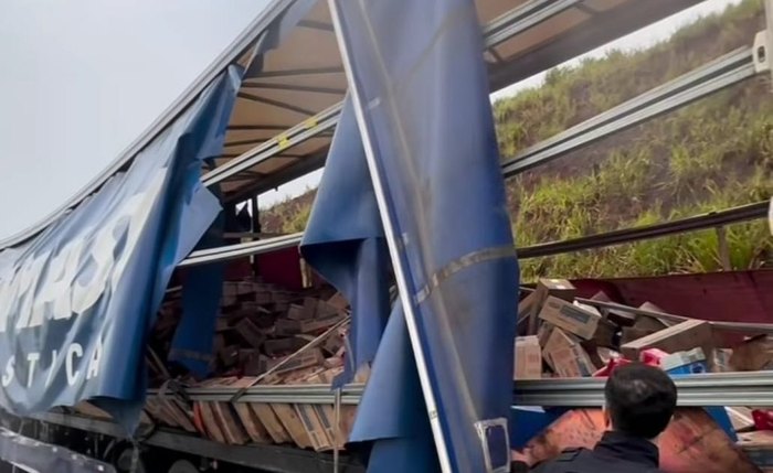 Carga da carreta tombada é saqueada na Al-101