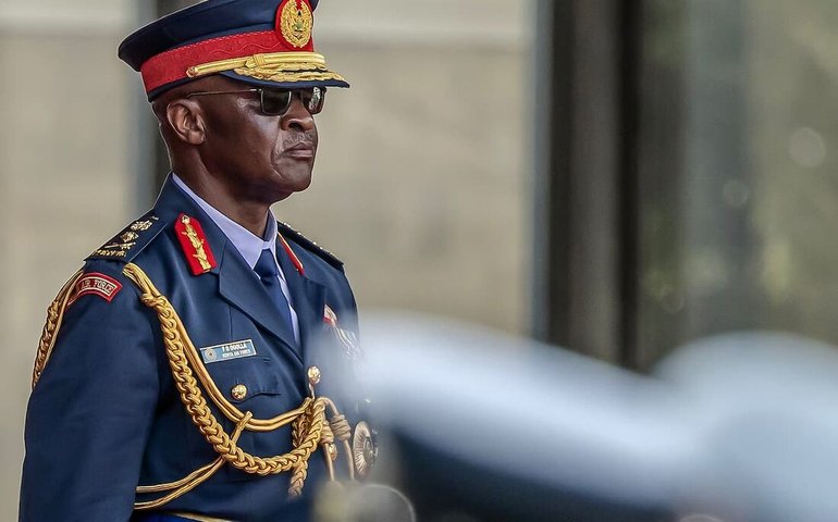 Chefe das Forças Armadas do Quênia e outros 9 oficiais morrem em queda de helicóptero