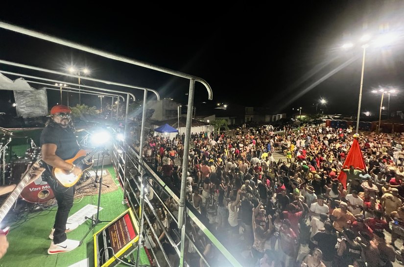 Carna Branquinha: bloco Vou Furar arrastou multidão neste sábado