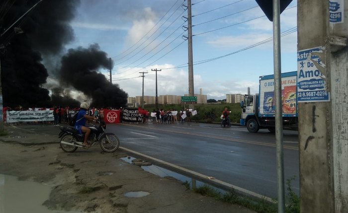 Pista bloqueada em protesto, na entrada de acesso ao Benedito Bentes