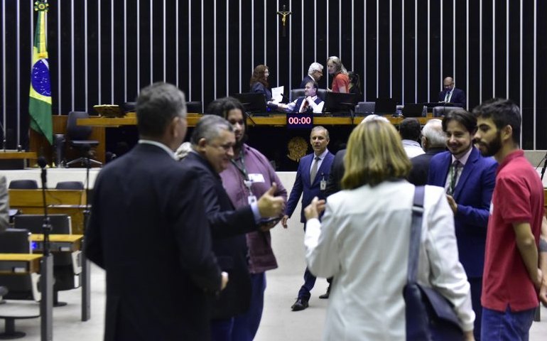 Deputados mudam prazos de cumprimento da Lei da Ficha Limpa