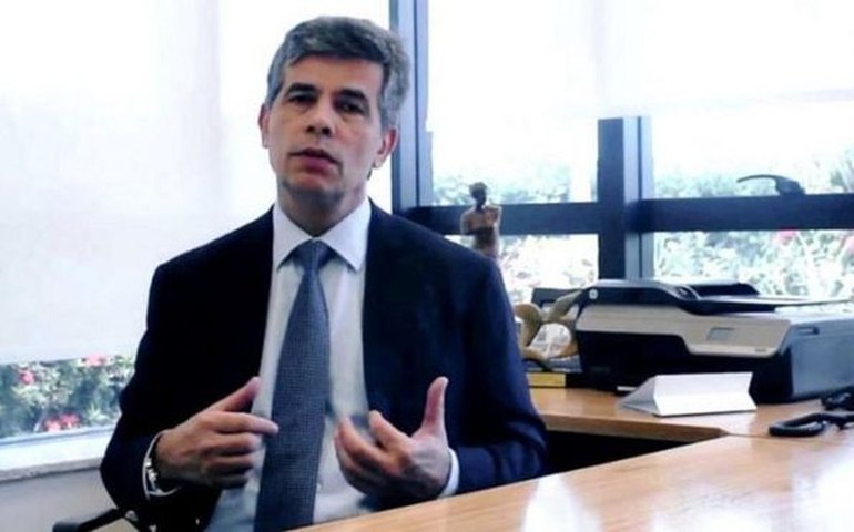 Nelson Teich pede demissão; general assume Ministério da Saúde