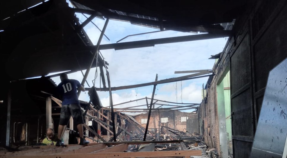 Incêndio atinge casa e fábrica de carrocerias em Itabaiana