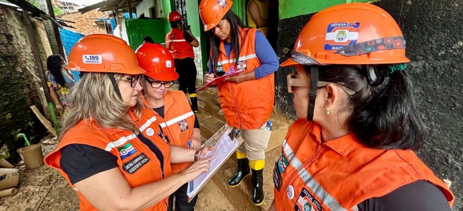 A diretoria social realiza o atendimento da família e faz os encaminhamentos necessários. Foto: Ascom Defesa Civil Maceió