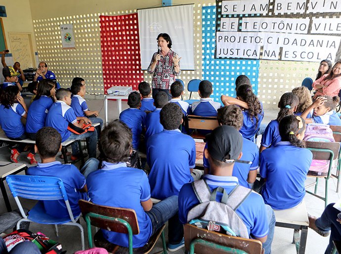 Esmal orienta estudantes de escola pública sobre a importância do voto
