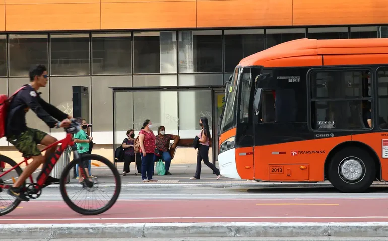 Ataques a ônibus em SP: preso por ferir passageira na zona sul é filho de motorista