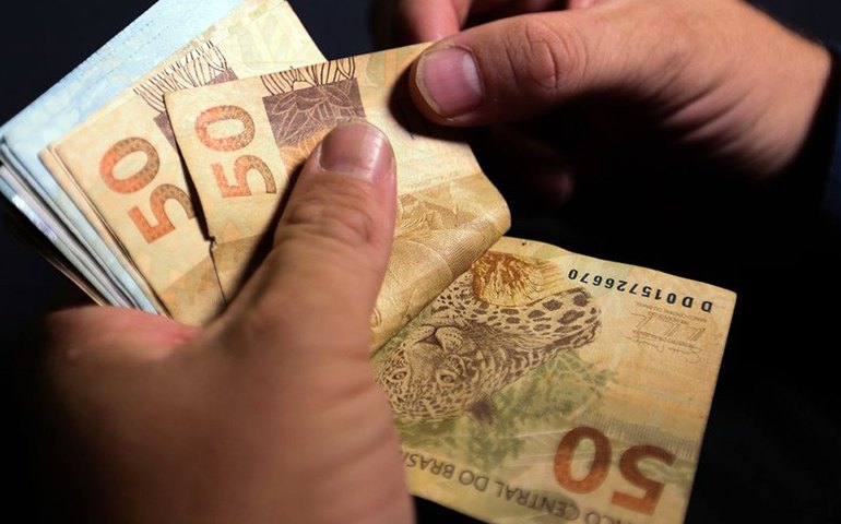 Lei retoma a política de valorização do salário mínimo e reajusta tabela do IRPF