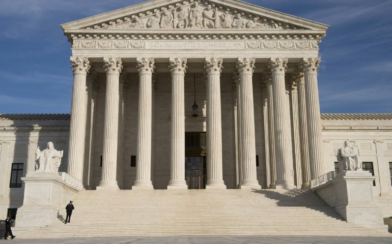 Suprema Corte dos EUA torna ilegal demitir funcionário por ser gay ou trans