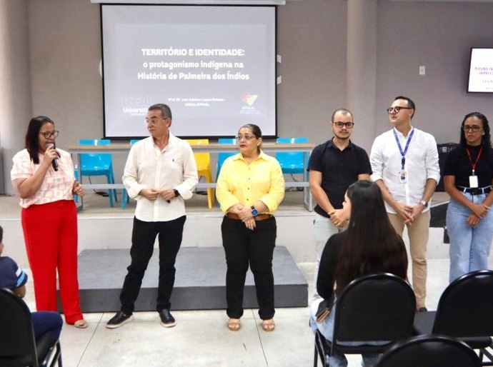 Abril Indígena: Estudantes de Palmeira assistem palestra sobre povos originários