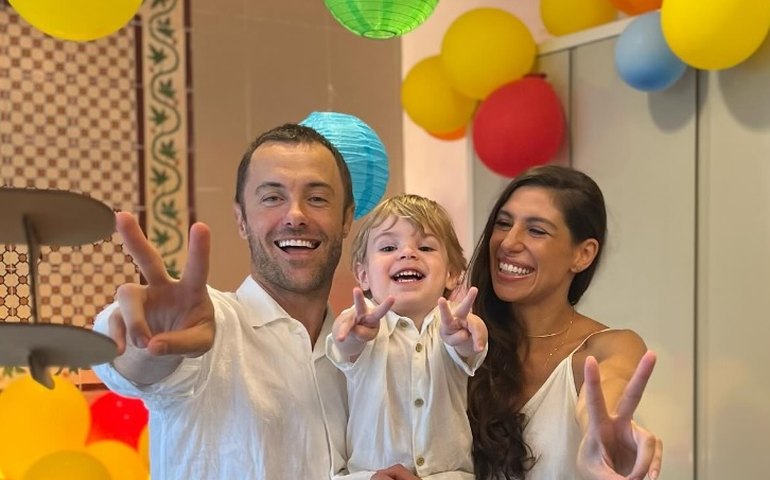 Kayky Brito comemora aniversário de dois anos do filho ao lado da mulher