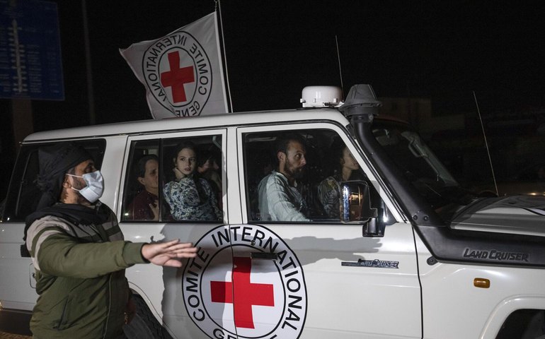 Após meses de cativeiro, Exército israelense supervisiona saúde de reféns de Gaza, diz mídia