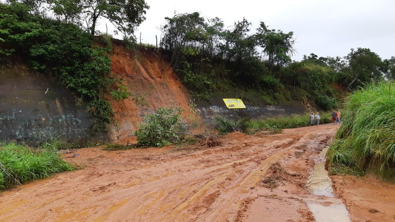Barreira desliza no Cuscuz da BR-316 entre Maribondo e Taquarana