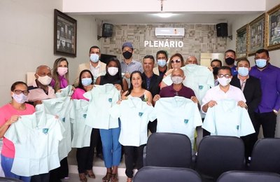 Câmara de Santana Mundaú entrega fardamento a servidores