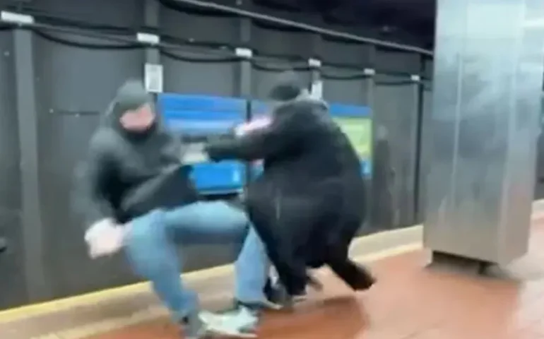 Homem morre após ser empurrado para os trilhos do metrô nos EUA