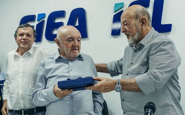 Fiea homenageia sócios da Popular Alimentos pelos 50 anos de atuação da indústria em Alagoas