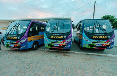 Remi Filho entrega três novos micro-ônibus para reforçar transporte escolar em Murici