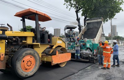 Avenida Humberto Mendes passa por obras de recapeamento