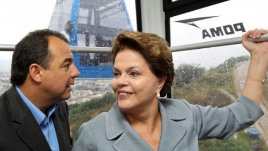 Dilma anda em teleférico no Complexo do Alemão e inaugura novo meio de transporte