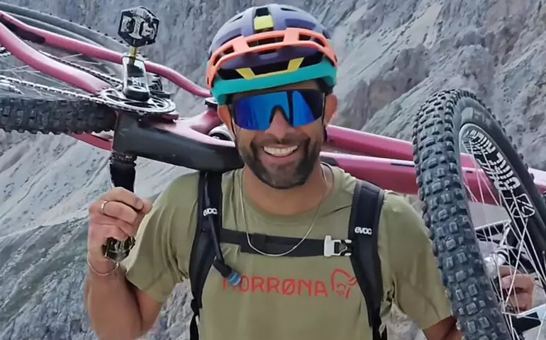 Influencer italiano morre após cair de bicicleta em Val Gardena