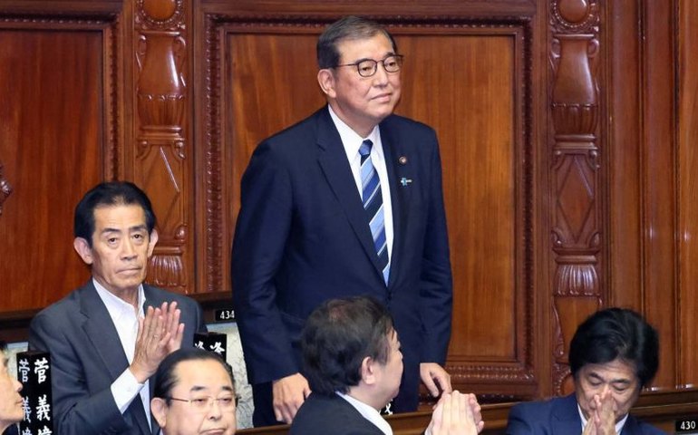 Bilionário anfitrião de superiate que naufragou na Itália morreu afogado, diz legista