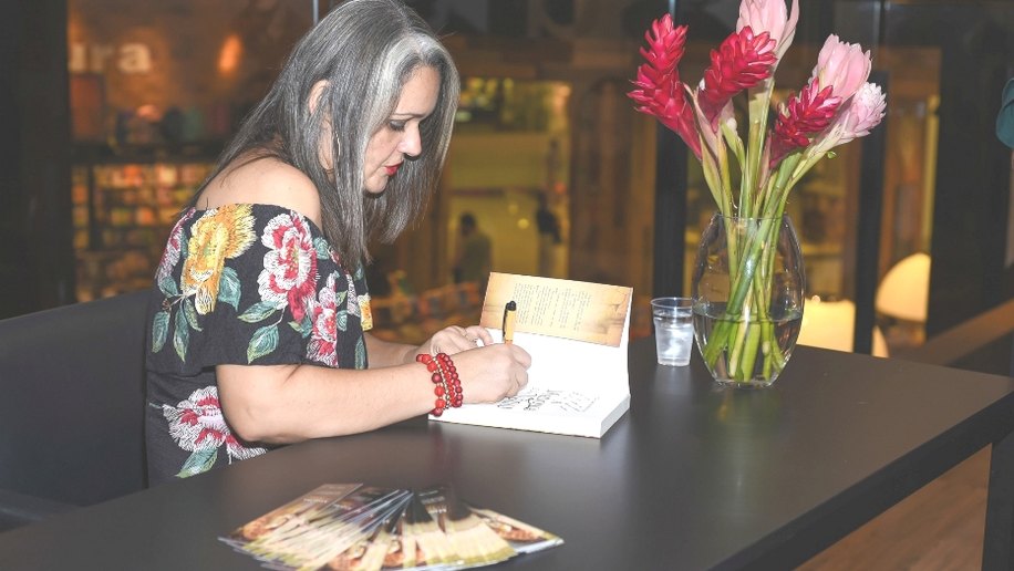 Exclusivo: Catarina Muniz autografa seu novo livro em Maceió