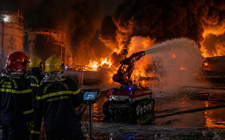Grande incêndio atinge campo de treinamento de artilharia nos Países Baixos