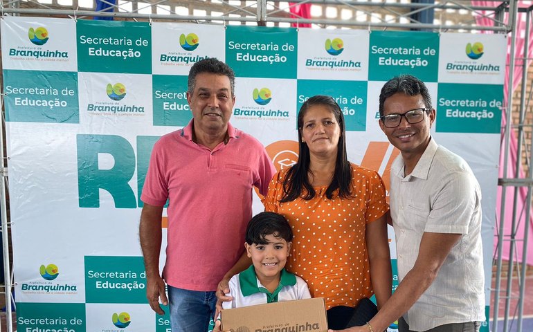 Prefeitura de Branquinha entrega mais de 3 mil kits escolares aos alunos e professores
