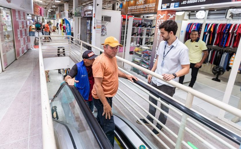 Reativada, escada rolante do Shopping Popular de Maceió volta a funcoinar