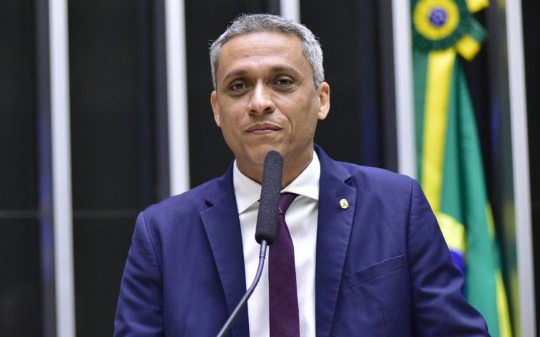 Alcolumbre pedirá cassação de Gayer após deputado sugerir 'trisal' dele com Gleisi e Lindbergh