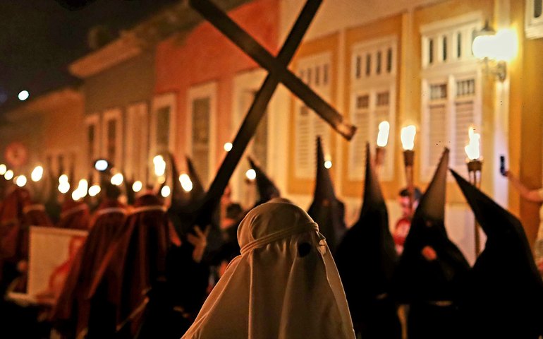 Procissão do Fogaréu emociona centenas de fiéis em Marechal Deodoro