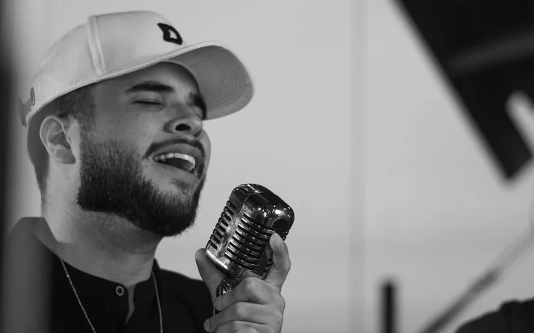 Após perdas na pandemia, estudante usa música para evangelizar