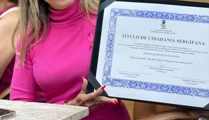 Sheyla Galba rcebe Título de Cidadã Sergipana na Assembleia Legislativa de Sergipe / Foto: Foto: Ascom/ Divulgação