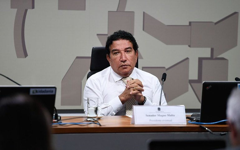 Magno Malta nega agressão a enfermeira e relata falha em atendimento hospitalar