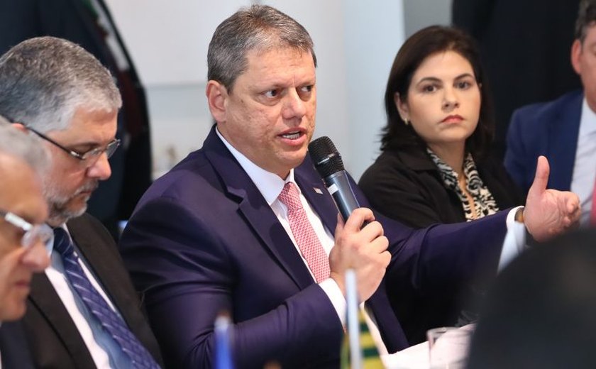 Tarcísio quer negociação paralela com EUA; governador é 'servil', diz Eduardo Bolsonaro