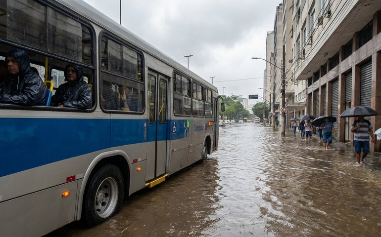 Rio amanhece com ruas alagadas; passageiros ficam ilhados em ônibus